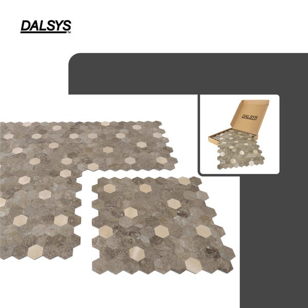 Dalsys Mosaikfliesen in Sechskant-Form mit Naturstein-Optik, inklusive Produktverpackung.
