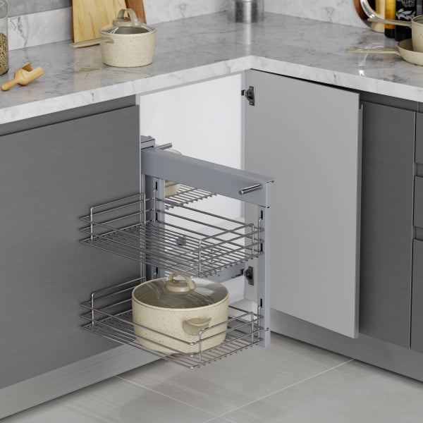Ausziehbarer Eckschrank-Einsatz aus Metall mit zwei Drahtkörben in einer modernen grauen Einbauküche.