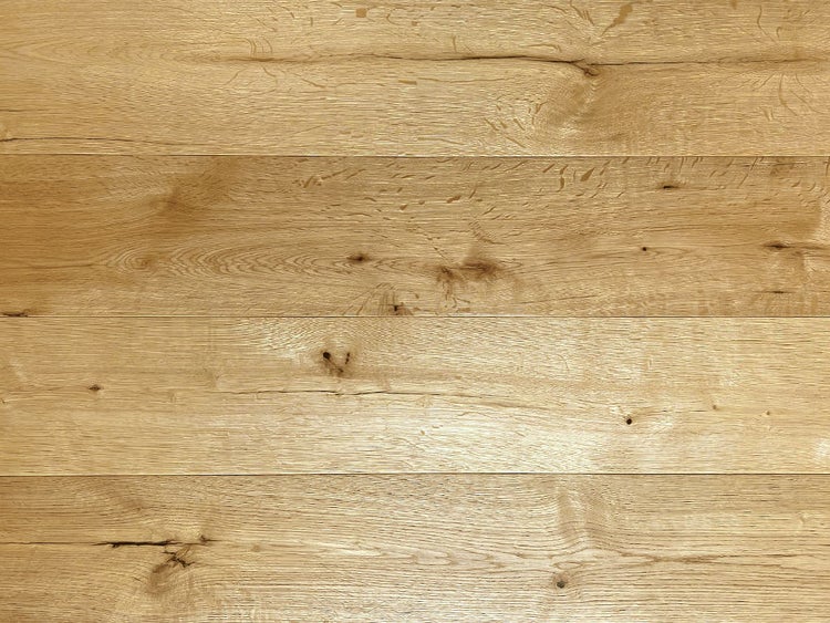Holzdielen mit natürlicher Maserung und Astlöchern.