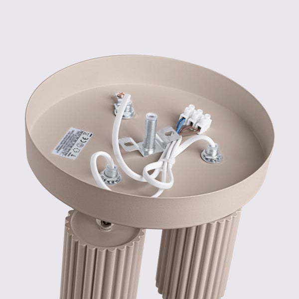 Innenansicht einer Deckenleuchte mit Kabeln und Anschlüssen