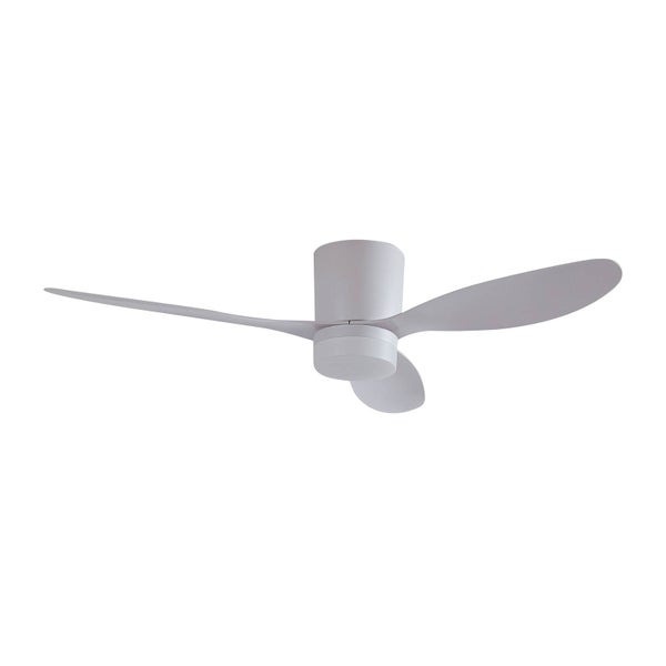 Weißer Deckenventilator mit drei geschwungenen Flügeln und zylindrischem Gehäuse.