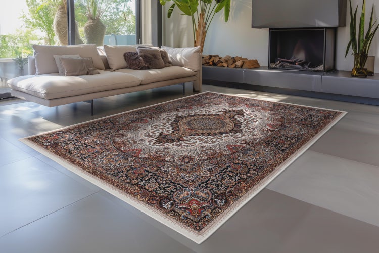 Ein Orientteppich mit detailliertem Muster liegt in einem hellen, modernen Wohnzimmer vor einem Sofa und Kamin.