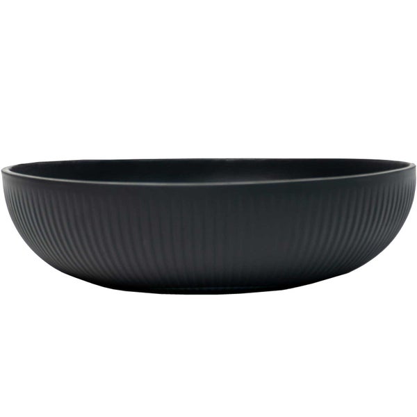 Runde schwarze Schale mit vertikal gerippter Struktur.