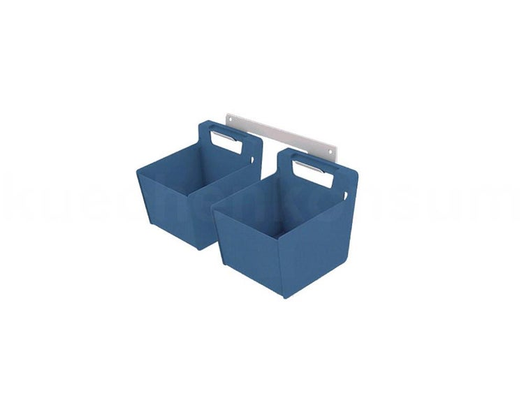 Zwei blaue Aufbewahrungsboxen aus Kunststoff an einer silbernen Wandschiene.