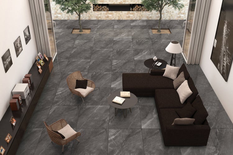 Wohnzimmer mit grauen Bodenfliesen, Sofa und Dekoration