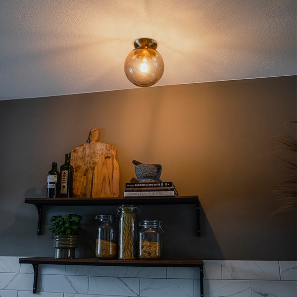 Szene mit runder Deckenleuchte und Regalen in einer Küche