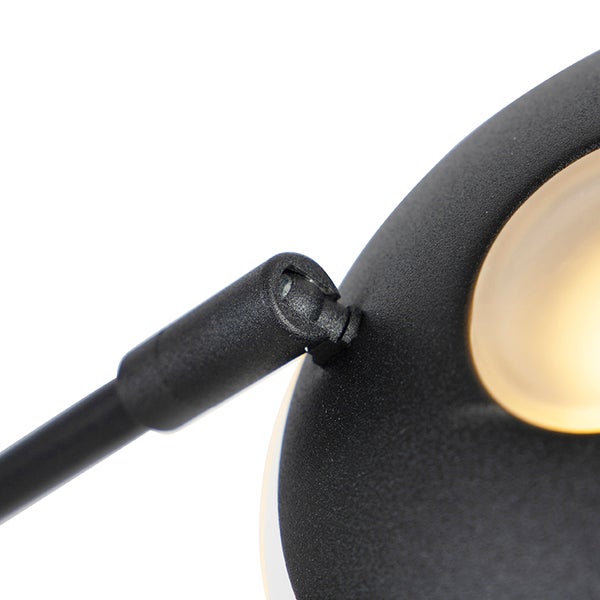 Detailaufnahme einer schwarzen Lampe mit Gelenkarm und LED-Leuchtmittel