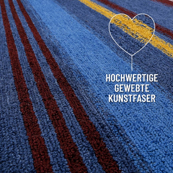 Nahaufnahme eines gestreiften Teppichs aus hochwertiger gewebter Kunstfaser.