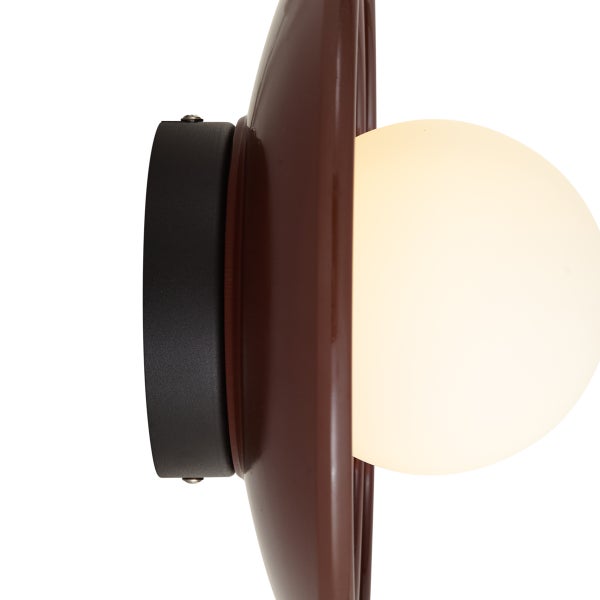 Moderne Wandleuchte mit rundem Leuchtenschirm und opaler Glaskugel für eine gleichmäßige Lichtverteilung.