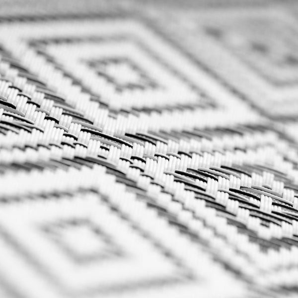 Nahaufnahme eines gewebten Teppichs mit Rautenmuster