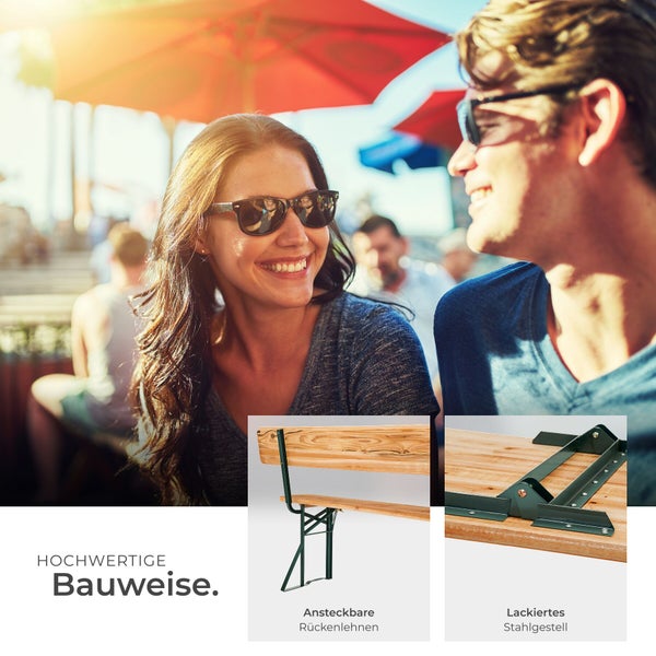 Helle Außenszene mit Personen an einer Bierzeltgarnitur aus Holz, Detailansichten zeigen ansteckbare Rückenlehnen und ein lackiertes Stahlgestell.