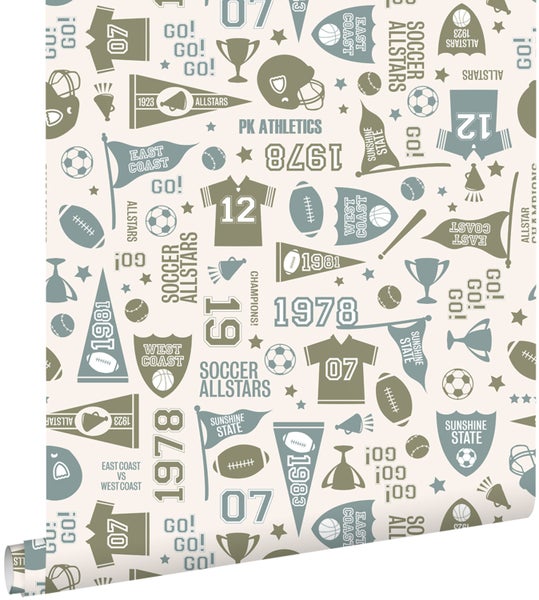 Tapetenmuster mit Sportmotiven wie Fußbällen, Trikots und Flaggen