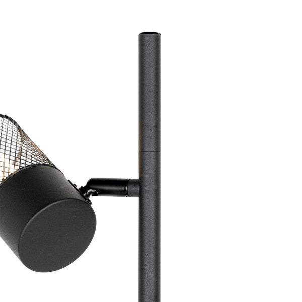 Detailansicht einer schwarzen Stehlampe mit einem Lampenschirm aus Metallgitter