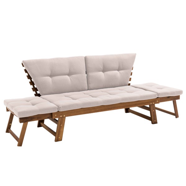 Gartensofa aus Holz mit beigen Polstern, eine Seitenlehne ist zur Liegefläche abgeklappt.