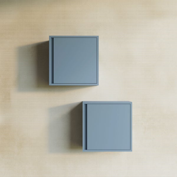 Zwei blaue Wandschränke an der Wand