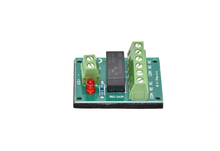 Elektronik Relais Modul mit zwölf Volt Eingangsspannung auf einer grünen Leiterplatte mit Schraubklemmen und Status LED
