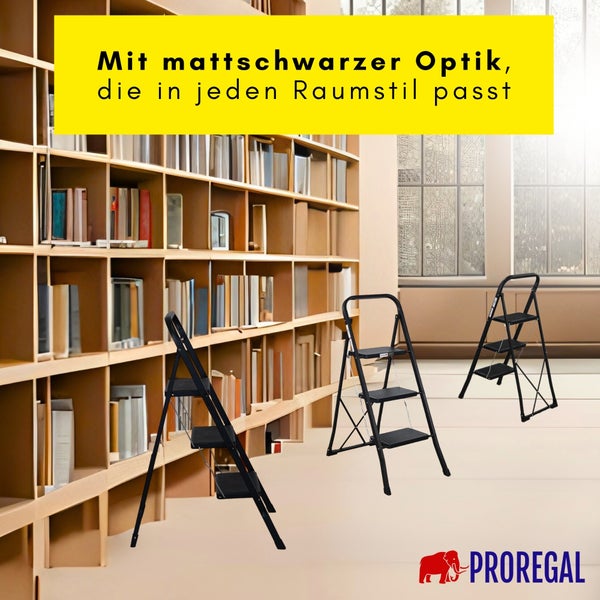 Mattschwarze Klappleiter mit drei Stufen in einem hellen Raum mit großem Holzregal. Proregal Logo.