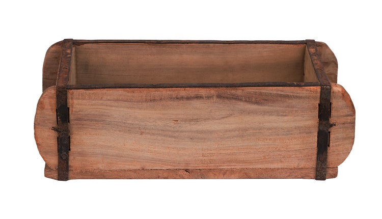 Holzkiste mit Metallbeschlägen