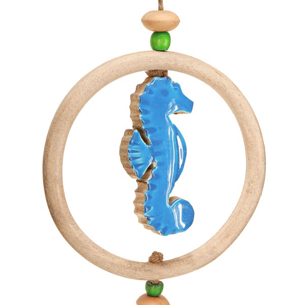 Dekorationsobjekt mit blauem Seepferdchen im Holzring