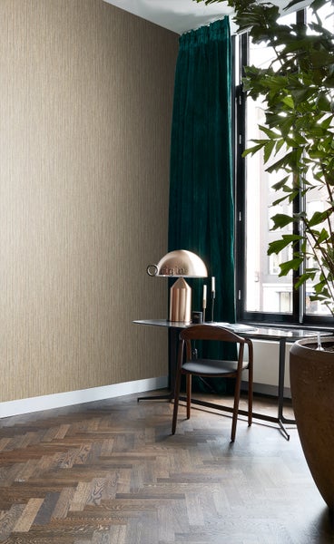 Innenraumszene mit gemusterter Tapete, Schreibtisch, Stuhl, Vorhang und Zimmerpflanze für ein stilvolles Ambiente.