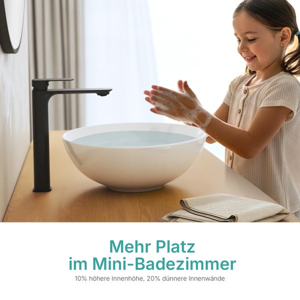 Kind wäscht Hände an einem runden Aufsatzwaschbecken mit schwarzer Armatur auf einer Holzplatte, platzsparendes Design für kleine Badezimmer.