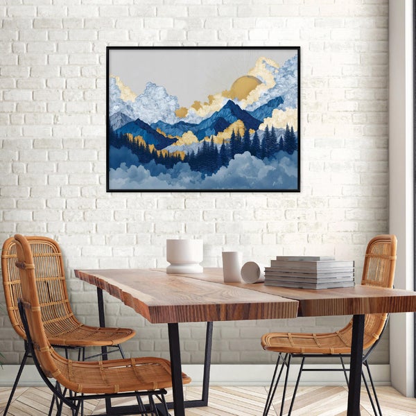 Wandbild mit Berglandschaft, Nadelwald und Sonne vor einer Ziegelwand über einem Holztisch mit Korbstühlen.