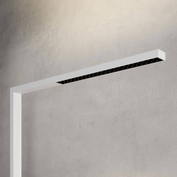 Moderne weiße LED-Außenwandleuchte in minimalistischem Design mit Lichteffekt an einer Wand.