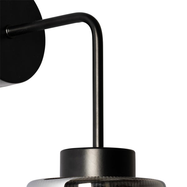 Wandleuchte aus Metall in Schwarz mit gebogenem Arm und zylindrischer Fassung.