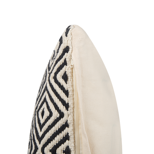 Detailansicht einer Kissenhülle mit geometrischem Muster und Reißverschluss an der Kante.