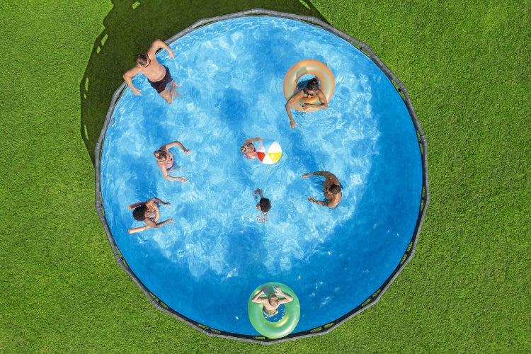 Aufblasbarer Pool im Garten mit badenden Personen aus der Vogelperspektive