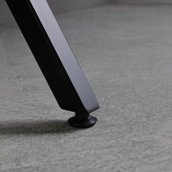 Detailansicht eines Möbelfußes aus Metall mit Bodenschoner