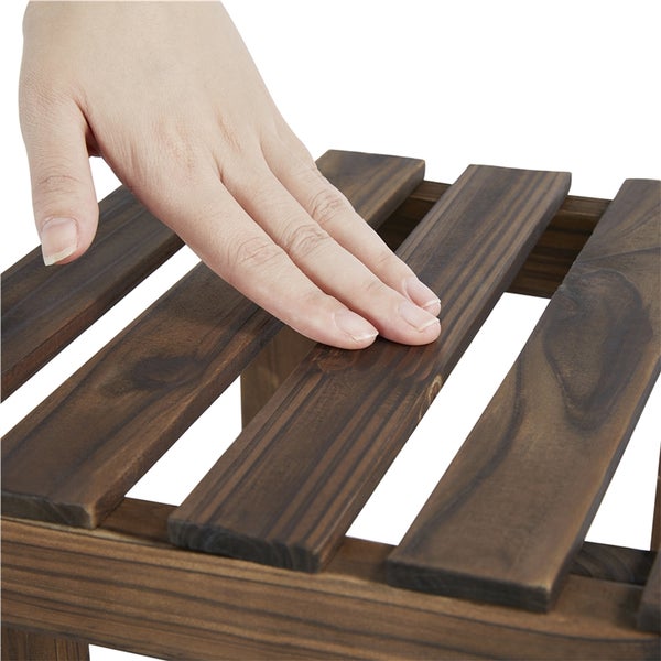 Detailaufnahme eines Holzregals mit Hand