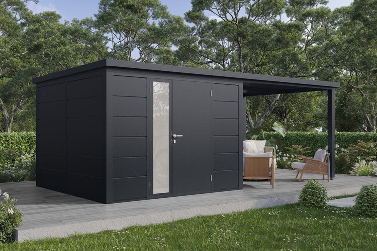 Modernes Gartenhaus aus Metall mit Flachdach und integriertem Terrassenanbau steht auf einer Holzterrasse in einem grünen Garten.