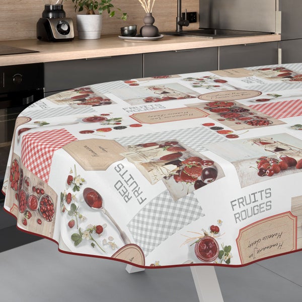 Runder Tisch mit einer Tischdecke mit dem Aufdruck roter Früchte in einer Küchenszenen.