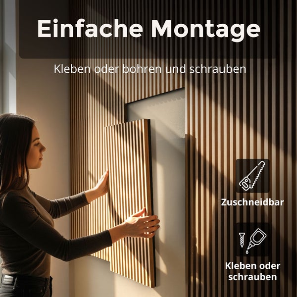 Montage eines Akustikpaneels mit Holzlamellen an der Wand. Das Paneel ist zuschneidbar und kann geklebt oder geschraubt werden.