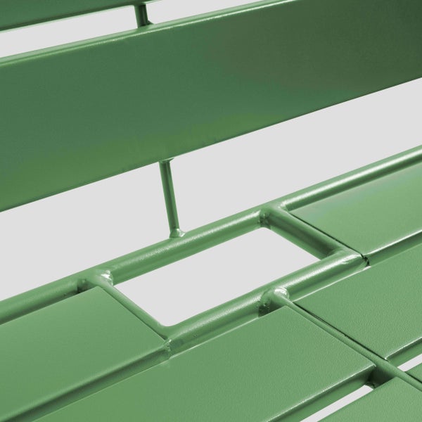 Detailaufnahme einer Gartenbank aus Metall in Grün mit Lattenkonstruktion.