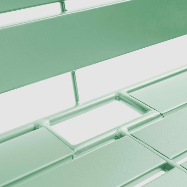 Oranger Gartenstuhl mit passendem Fußhocker aus Metall mit Lamellen.