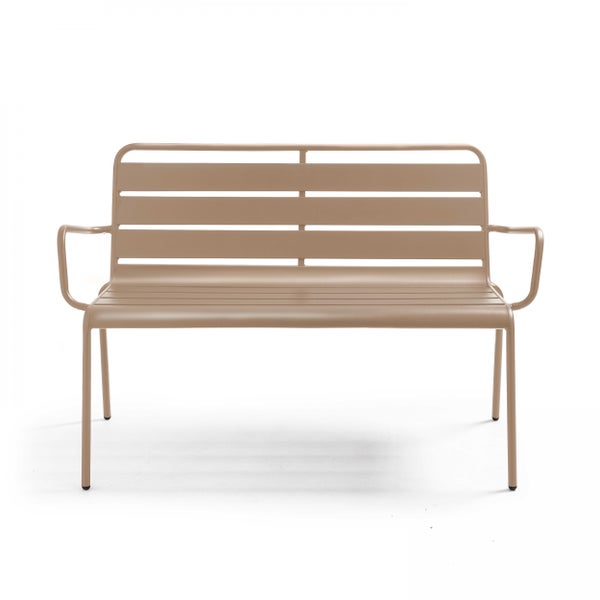 Gartenbank aus Metall mit Rückenlehne und Armlehnen