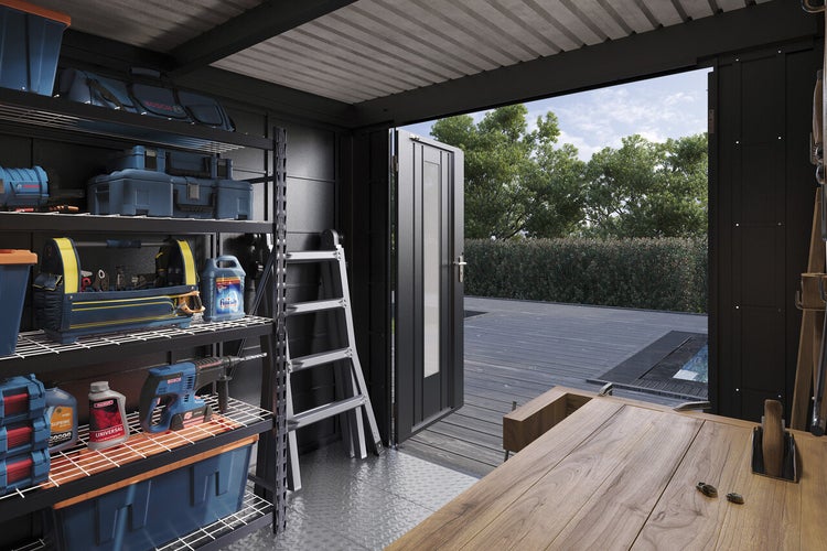 Organisierter Werkzeugschuppen mit Metallregalen, Werkzeugkoffern, Elektrowerkzeugen und einer Werkbank, mit Blick auf eine Gartenterrasse.