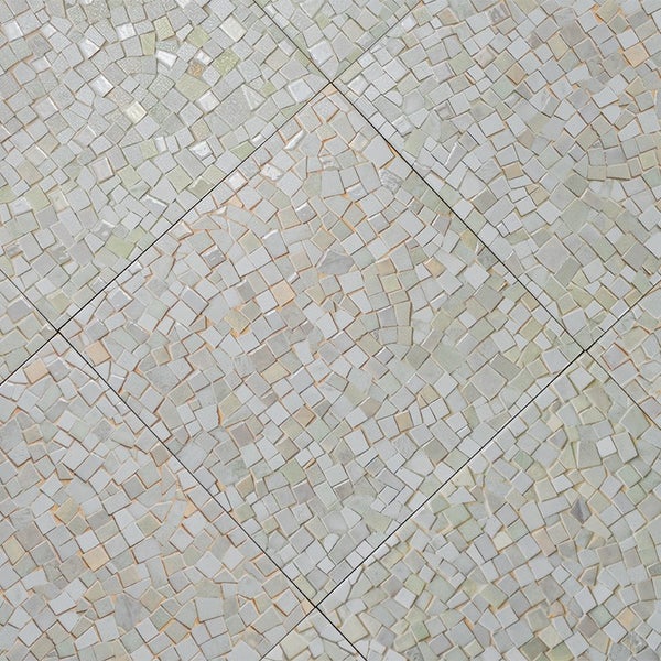 Mosaikfliesen in Steinoptik angeordnet im quadratischen Fliesenmuster.