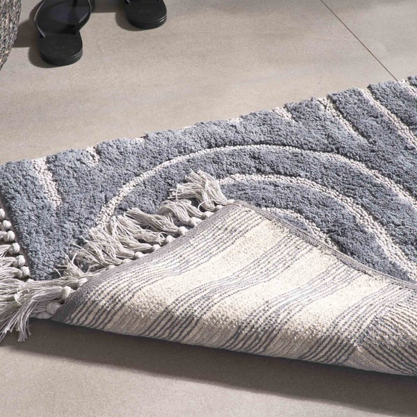 Dekorative Badematte mit Fransen und Streifenmuster