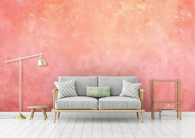 Wohnzimmer-Szene mit Sofa, Stehlampe, Beistelltisch und kleinem Regal vor einer Wand