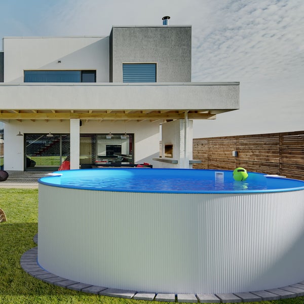 Rundes Stahlwandbecken im Garten eines Wohnhauses