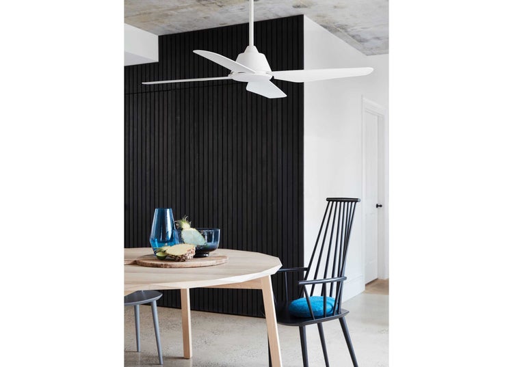 Moderner Deckenventilator mit vier Flügeln in einem zeitgenössischen Esszimmer mit Holztisch und schwarzem Lamellenwandpaneel.