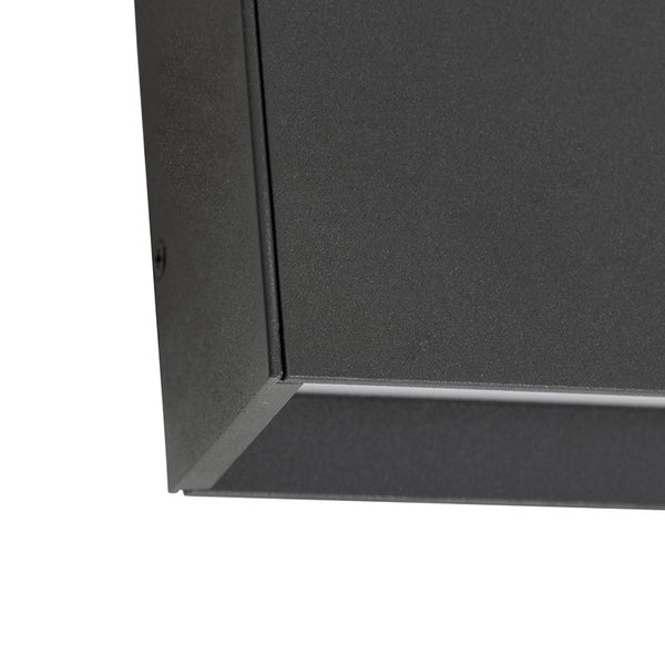 Nahaufnahme eines matt schwarzen Metallgehäuses einer Außenwandleuchte mit Fokus auf die Materialstruktur und Eckverarbeitung.