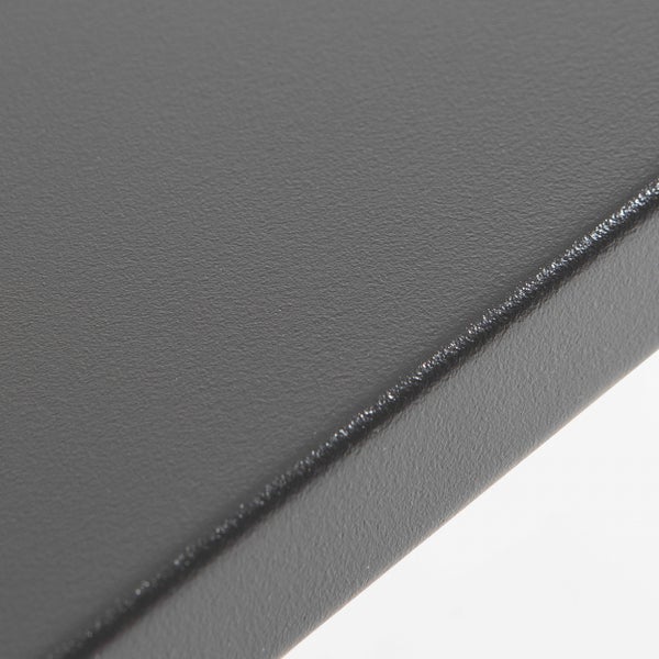 Detailaufnahme einer dunkelgrauen, texturierten Metalloberfläche mit abgerundeter Kante.