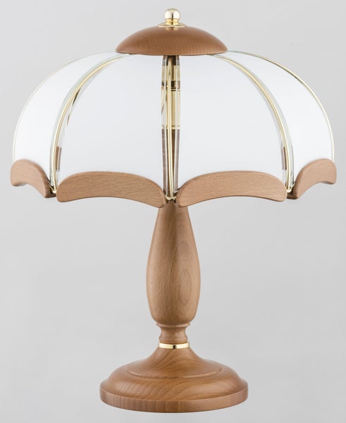 Tischleuchte aus Holz mit Lampenschirm aus Glas und Metallakzenten im klassischen Design
