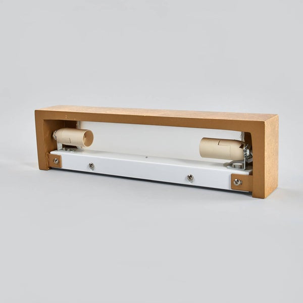 Rechteckige Wandleuchte in Goldoptik mit weißer Montageplatte und zwei Lampenfassungen.