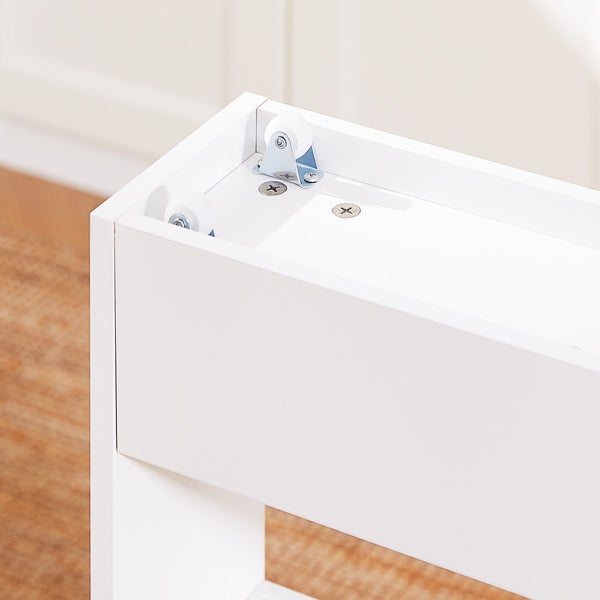 Detailansicht eines weißen Möbelstücks mit Rollen zur einfachen Bewegung