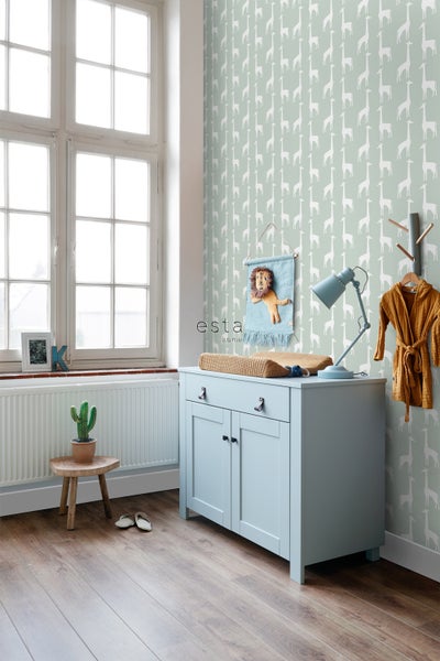 Helles Kinderzimmer mit Giraffentapete, Wickelkommode und Fenster